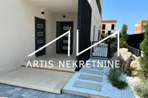 MODERNA VILA S BAZENOM 60 m OD MORA - PRIVLAKA (ZADAR)